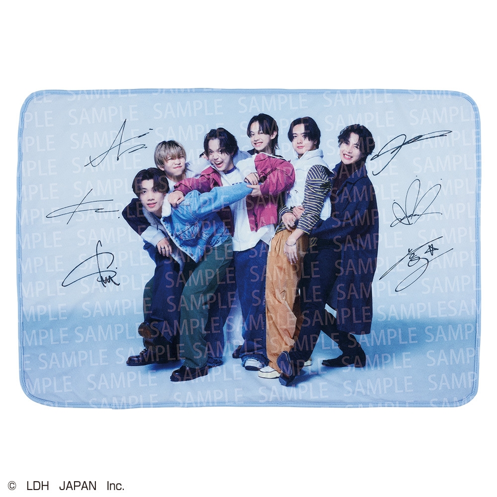 ラストワン賞:撮り下ろしブランケット サイン入り