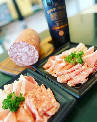 北九州発！生ハムの美味しさを切りたてで提供　 生ハム量り売り専門店『デリカコッタ』、 八幡東区に2店舗目を7月オープン！