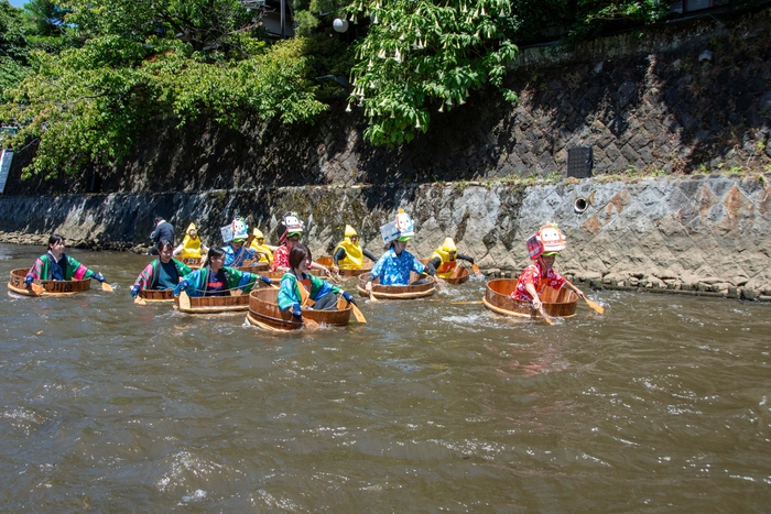 タライ乗り競走2