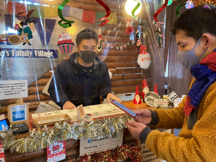 Hello, againコインで決済している様子