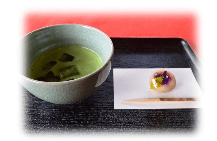 冷抹茶と季節の上生菓子のセット ※和菓子のデザインは毎月変わります。