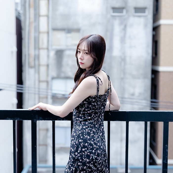 繊細なディテールが特徴のフリルミディドレス