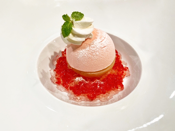 福島県産白桃のコンポート　バニラのアイスとフランボワーズのソース