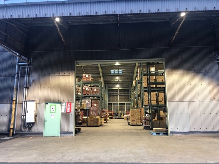 写真右:第二倉庫 軒下