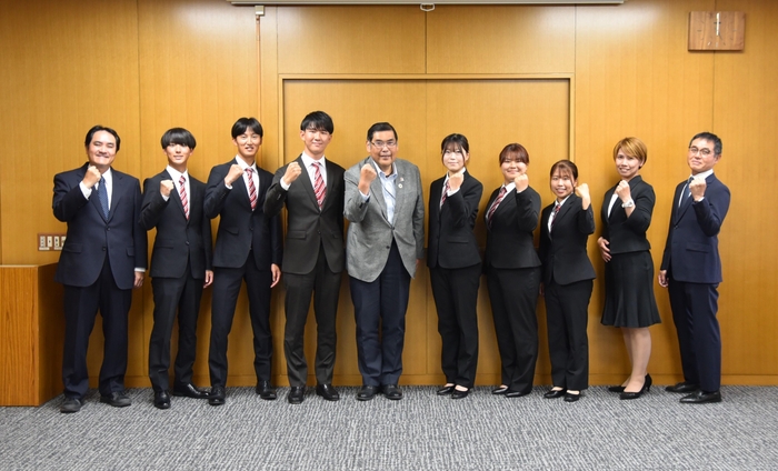 小原学長(中央)を囲んで記念撮影