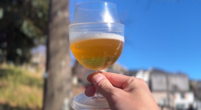 アウトドアでビールを注いでいる様子