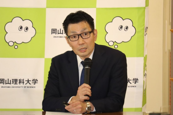 発見の経緯を説明する實吉教授