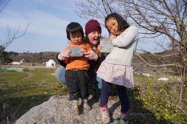 【淡路島】親子で楽しむ英語×伝統工芸体験！ インターナショナル森のようちえん 「Awaji Kids Garden」 淡路瓦を使用したコンテンツ「Awaji Clayスペシャル」7月25日より開催！