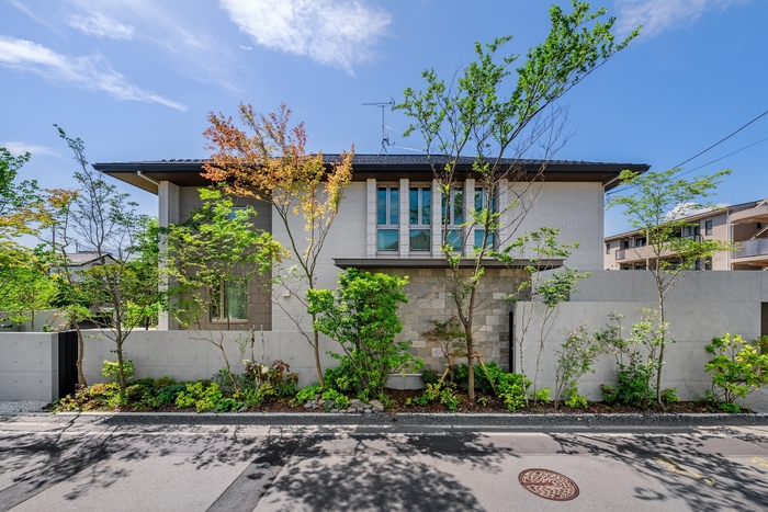 エゴノキが美しいK様邸のファサード