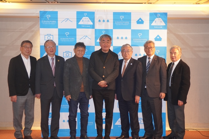 写真向かって左より、支援呼びかけ人の地域クリエイター 鈴木輝隆氏、ぐるなび取締役会長 滝久雄氏、彫刻家 安田侃氏、隈研吾氏、東川町長 松岡市郎、東川町議会議長 高橋昭典氏、東川家具デザインアドバイザー 織田憲嗣氏