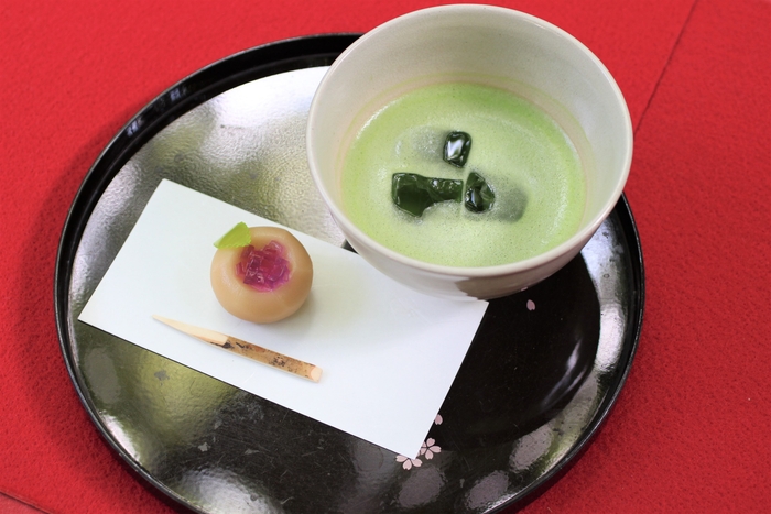 季節の和菓子とお抹茶(850円)