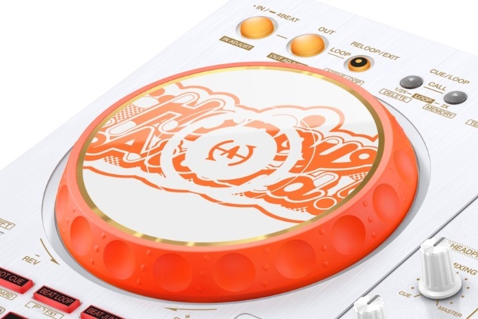 唯一無二なデザインを実現するためにHappy Around!のオリジナルロゴを採用(ジョグ天面)