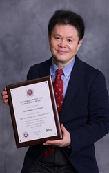 ミリオンセラー、 英語高速メソッド(R)シリーズの著者、Yoshi 笠原が、 アメリカの“Albert Nelson Marquis Award”と “Top Educators 2021”をダブル受賞いたしました。