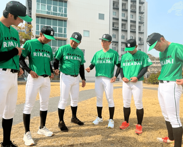ユニフォームの感触を確かめる安井監督や選手たち