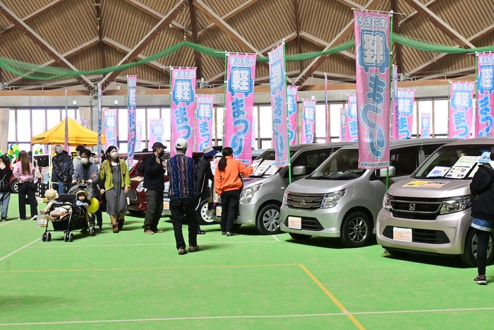 各メーカーの軽自動車を展示