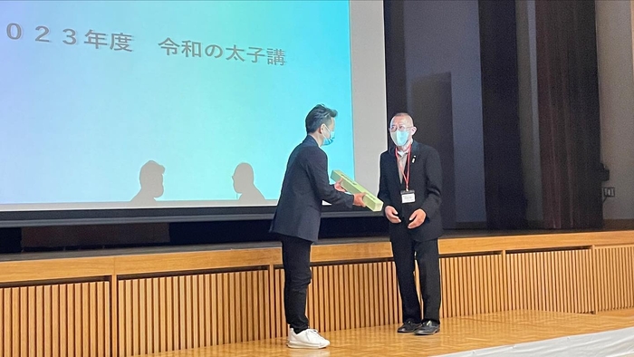 京都第一支部 畑支部長(右)から富山第二支部 笹川支部長へのお宿引き継ぎの様子