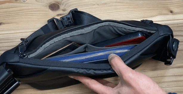 定期、モバイルバッテリー、財布を入れました。