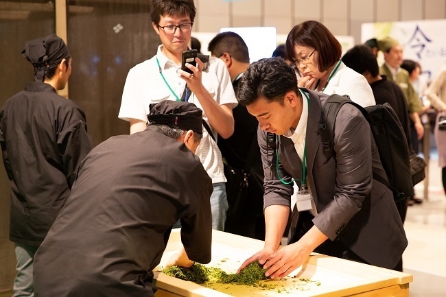 【触る】茶葉の手揉みコーナー 伝統の茶師体験