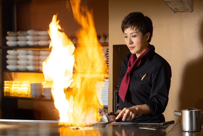 女性シェフ(吉井 麻衣子) IPPONでの調理風景