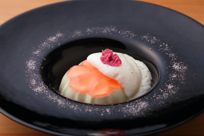 桜のパンナコッタとミルクのエスプーマ 桜塩のアクセント