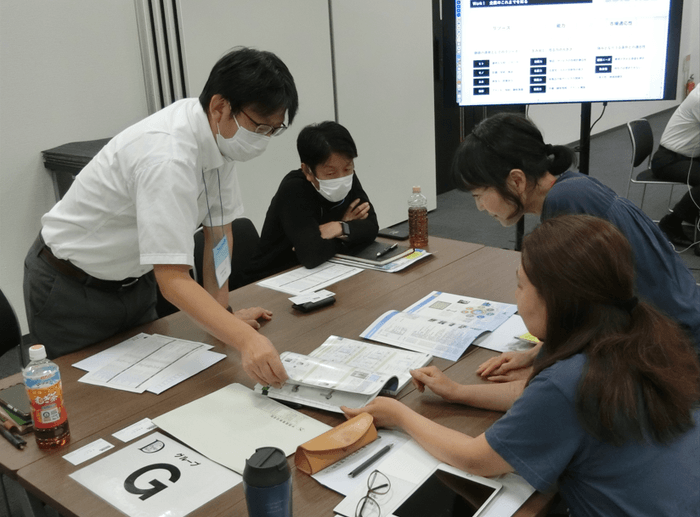 スクールの様子1：中小企業とデザイナーがチームを組み、自社の強みについて深掘り