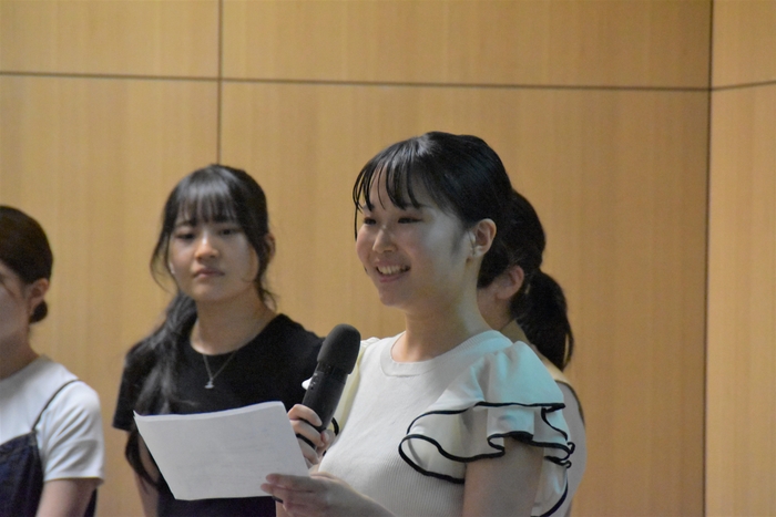 開会の挨拶をする中谷一葉さん(4年)