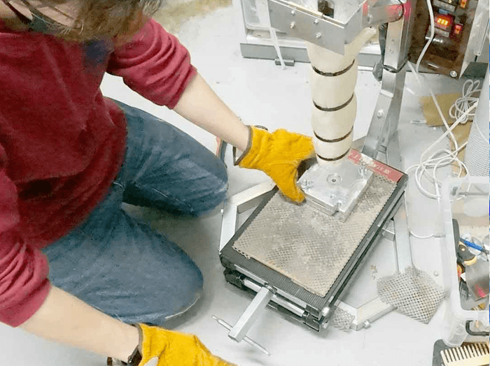 ハンドルを押し下げて溶解したPPを金型に注入