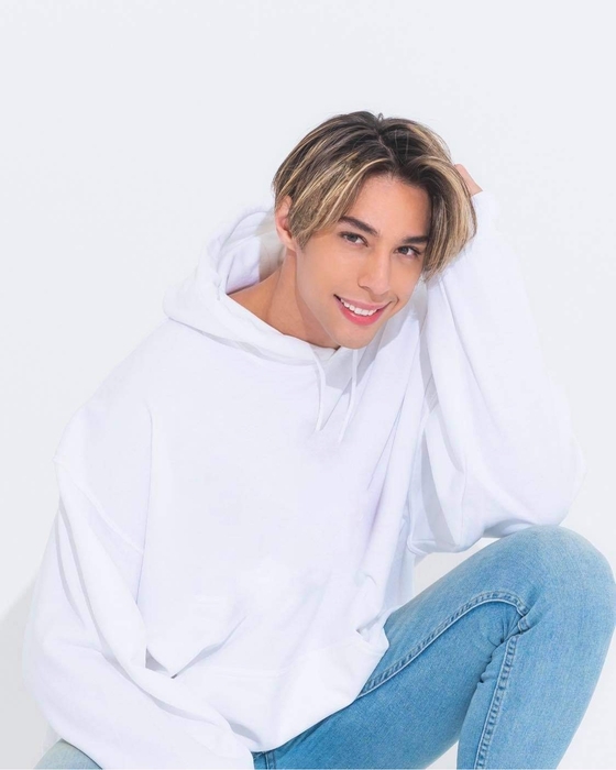 歌手・俳優・華道家　當間ローズ