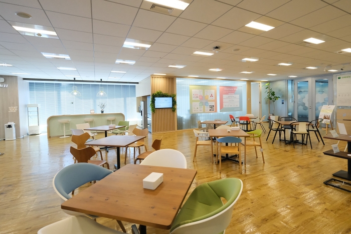 会場:Open Innovation Biotope“bee”