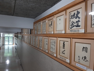 大講堂前廊下に掲示の講演者色紙