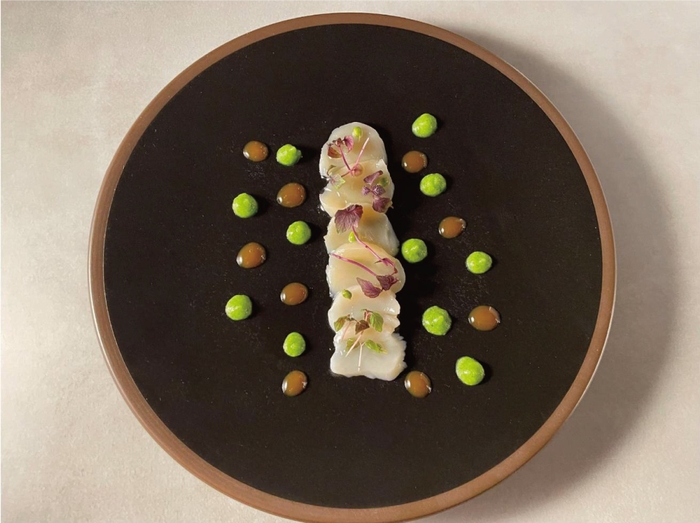 2皿目:ホタテ貝のカルパッチョ、山椒、カラメルオレンジ、ブロッコリピュレ