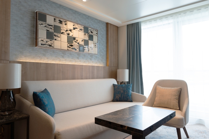 ミッドシップスイート室内　(C) 郵船クルーズ株式会社／画像提供：ジャパンビジョン