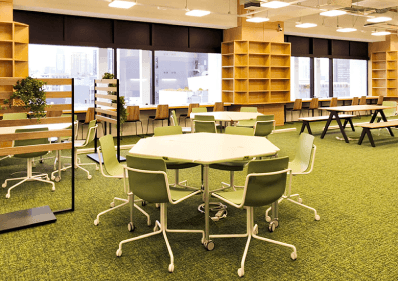 コワーキングスペース。1時間単位のドロップインから、1日単位、1か月の定期利用(1万8000円~/月)まで、個人も法人もフレキシブルに使えます。登記も可能です。