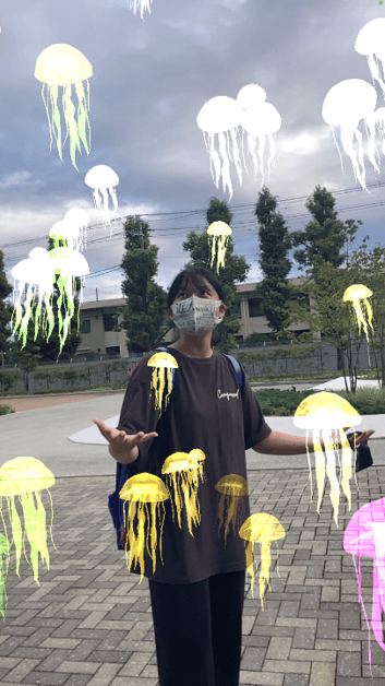 (4)クラゲ まるで水の中にいるような、七色に輝くクラゲの群れに囲まれるエフェクト。