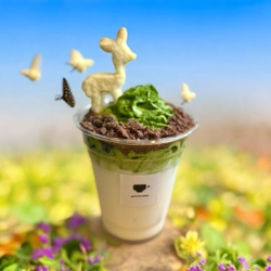 奈良の観光地・若草山の情景を抹茶ラテで表現！ SNS映え抜群の「若草山ラテ」を5月15日に発売