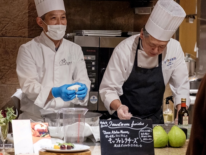 チーズ職人・佐藤さん(左)と、ゆと森倶楽部・斎藤シェフ(右)