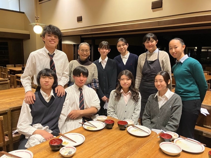 昨年12月のリハーサルの様子 中島デコさん(後列左から2番目) 平野幸子さん(後列右から2番目)