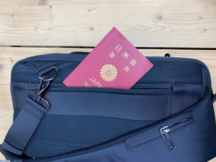 背面のポケットには貴重品を入れます。