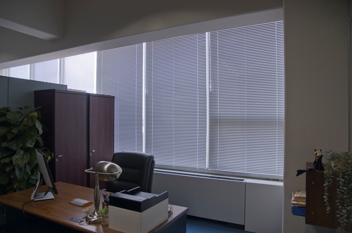 舞台となるホストクラブの事務所セット 1