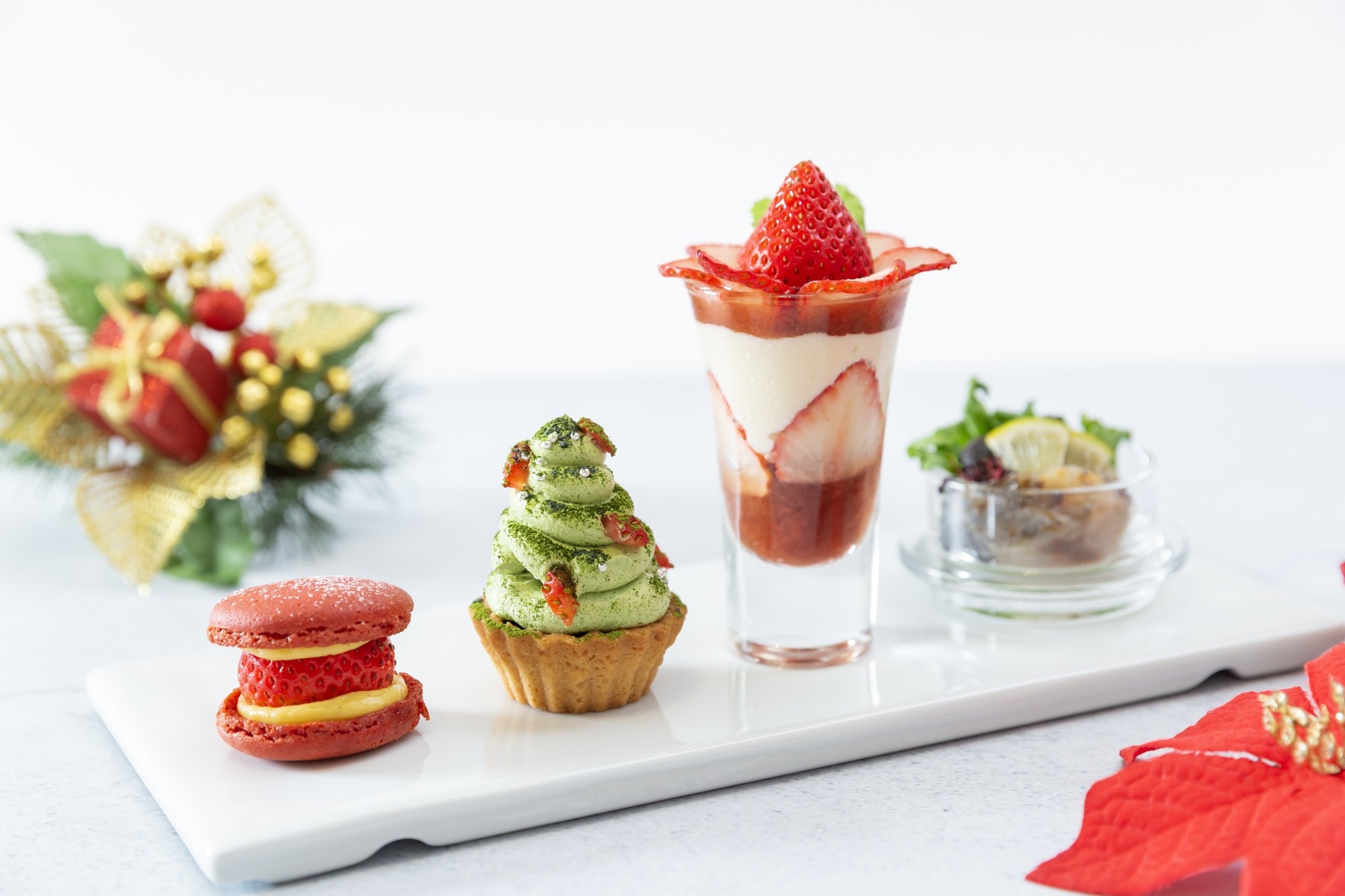 左から、「苺のマカロン」「抹茶のタルト ツリー仕立て」 「苺のジュレ」「鰆のたたき ルッコラ添え」