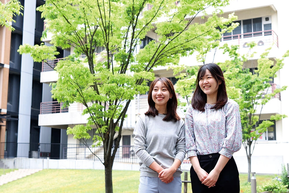 左から神谷美名さん(薬学部5年)、田中優妃さん(薬学部5年)