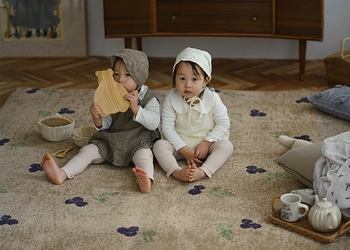 春の新生活に！甘酸っぱい果実のブルーベリー柄 北欧ラグが 待望の再入荷！全4サイズが2025年3月1日(土)販売開始