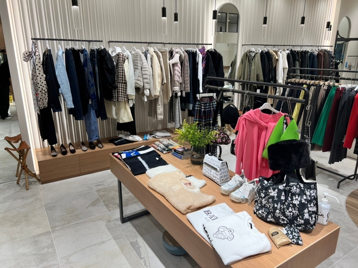 写真手前はBLACK SCORE(ブラックスコア)カットソー