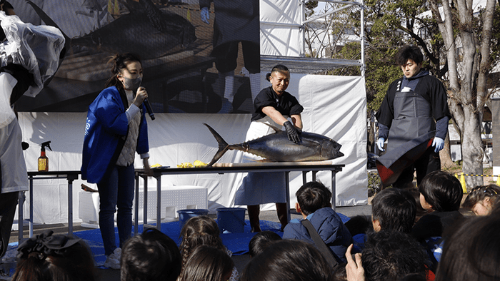  迫力満点のマグロの解体ショーも楽しめる ※過去開催の様子