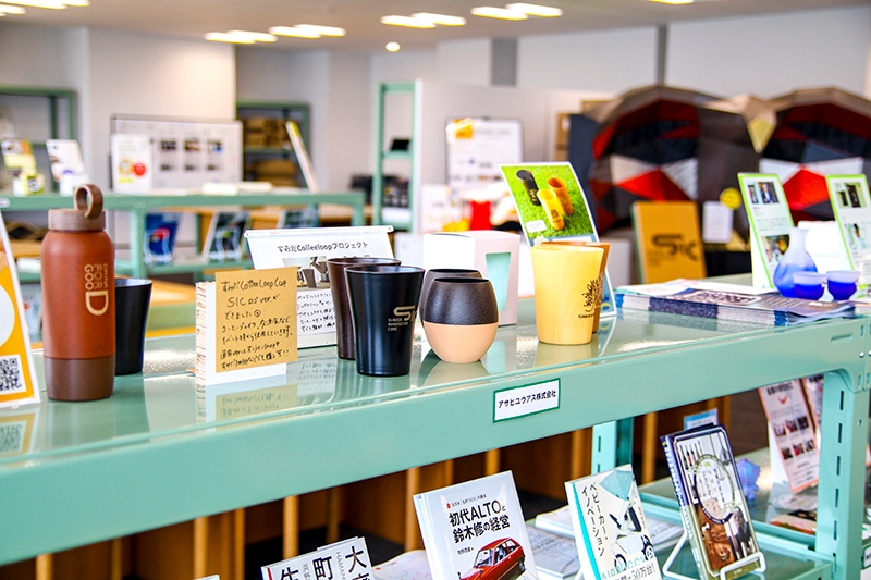 区内のものづくり企業がつくったメイド・イン・墨田区のプロダクトを展示。スタートアップ企業の担当者が見て、触ることで、これをつくった中小企業との共創が生まれる第一歩に