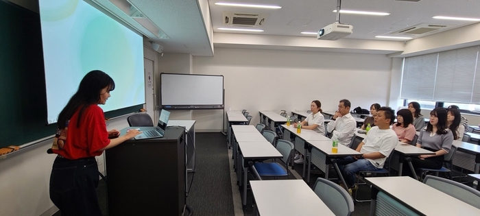 村松ゼミ生による、株式会社C2社長へのプレゼンテーション風景（昨年度の様子）