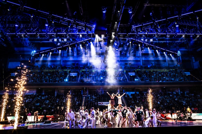 ショーは毎回、華々しいフィナーレで締めくくられます(©Daniel Heydt)