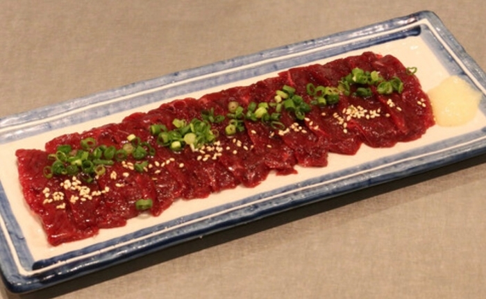 魚金ならでは「鯨刺し」