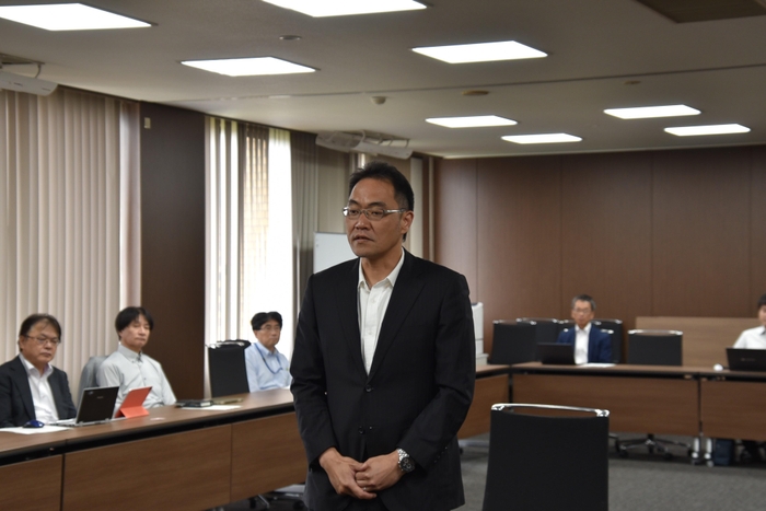 謝辞を述べる塚越教授