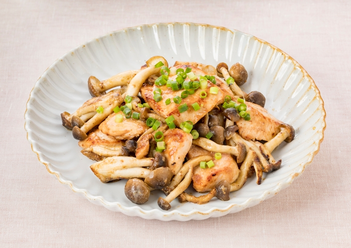 すりおろしオニオンドレッシングで!鶏むね肉とぶなしめじのソテー